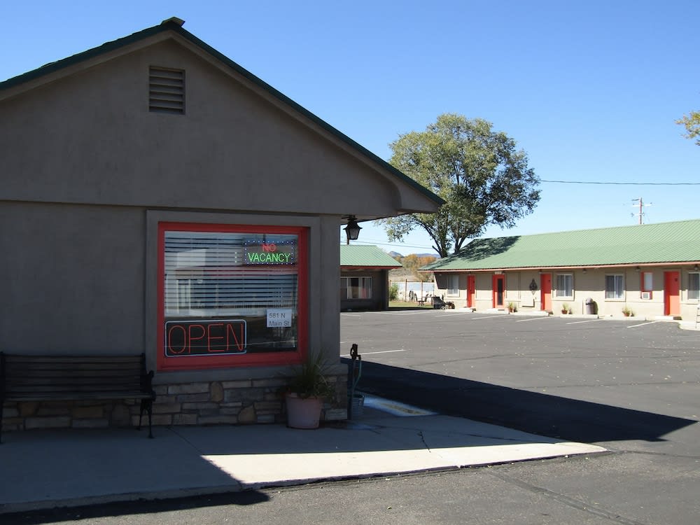 Lamplighter Lodge 1