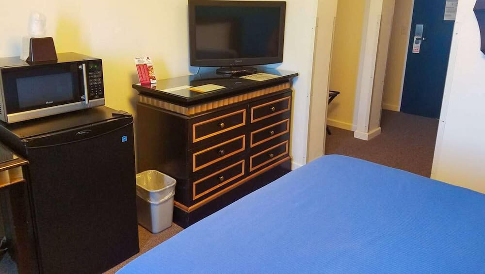 Ramada by Wyndham Williston 5