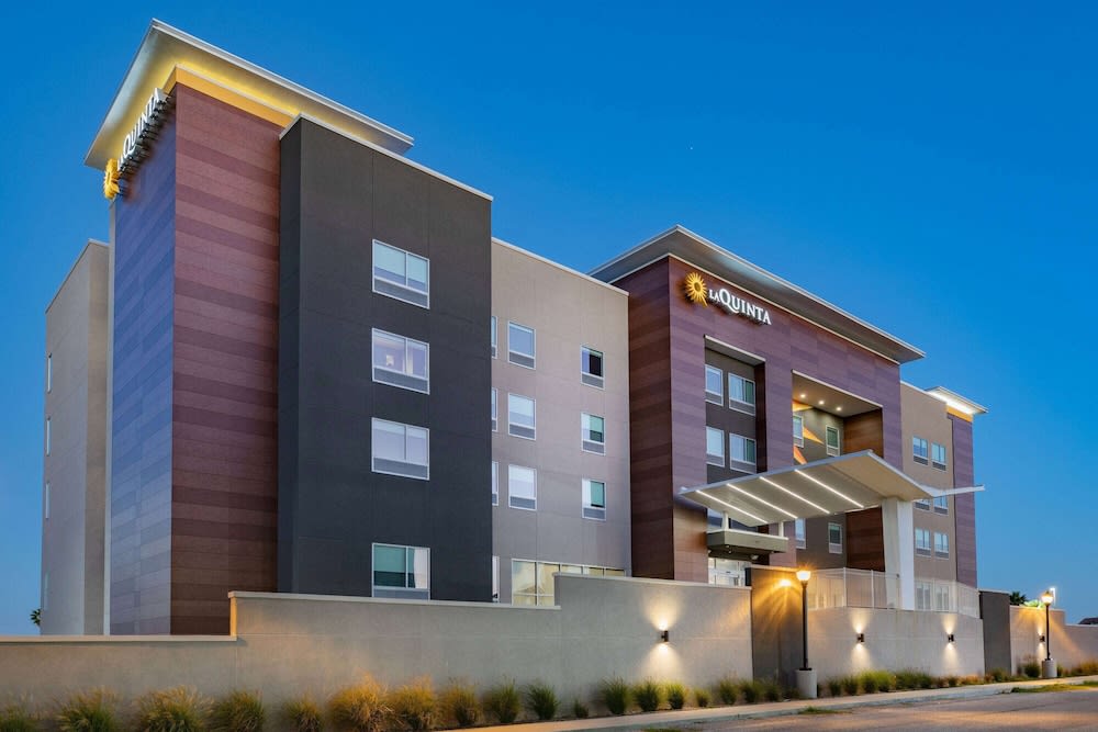 La Quinta Inn & Suites by Wyndham Galveston North at I-45 1