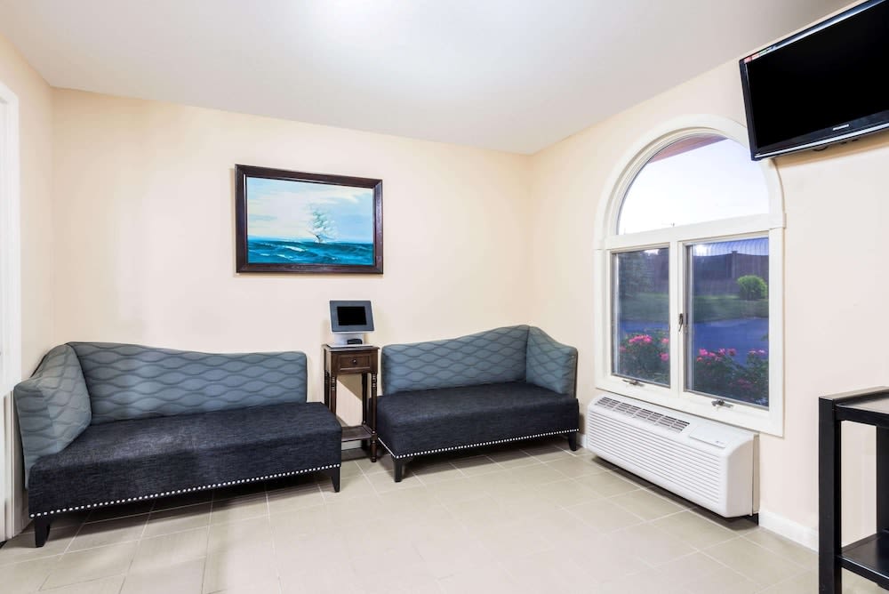Days Inn by Wyndham Middletown/Newport Area 2