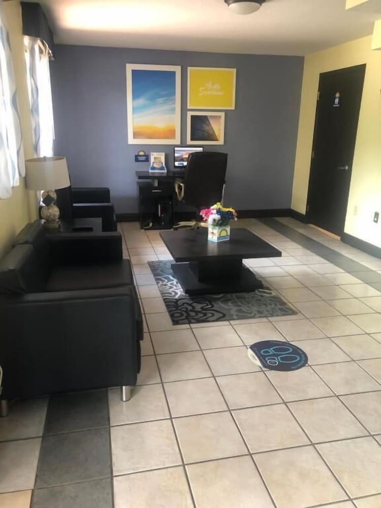 Days Inn by Wyndham Lake City I-10 2
