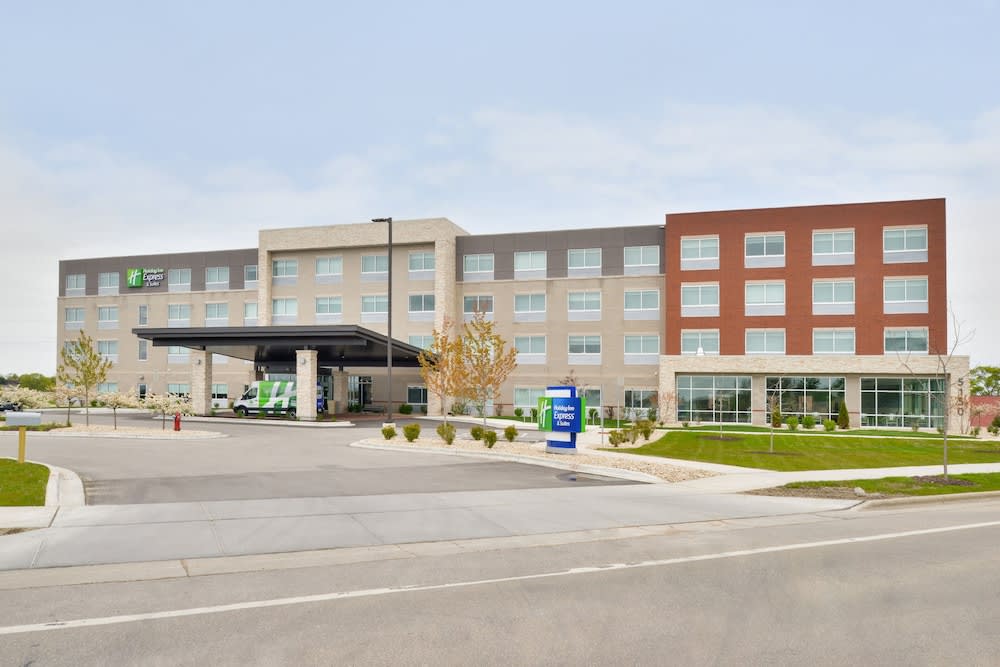 Holiday Inn Express & Suites MADISON by IHG 1