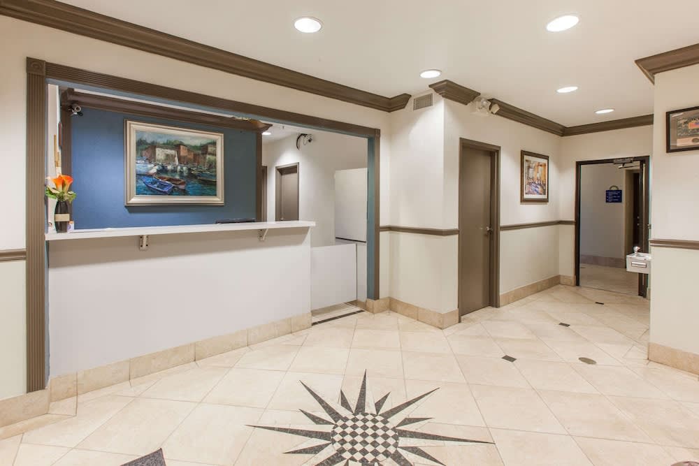 Days Inn & Suites by Wyndham Webster NASA-ClearLake-Houston 4