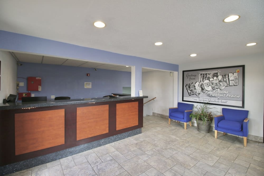 Super 8 by Wyndham Kenosha/Pleasant Prairie 5