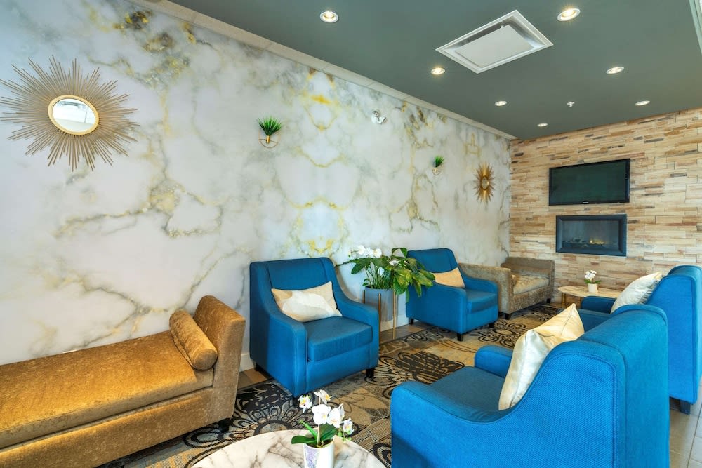 Comfort Inn & Suites 3