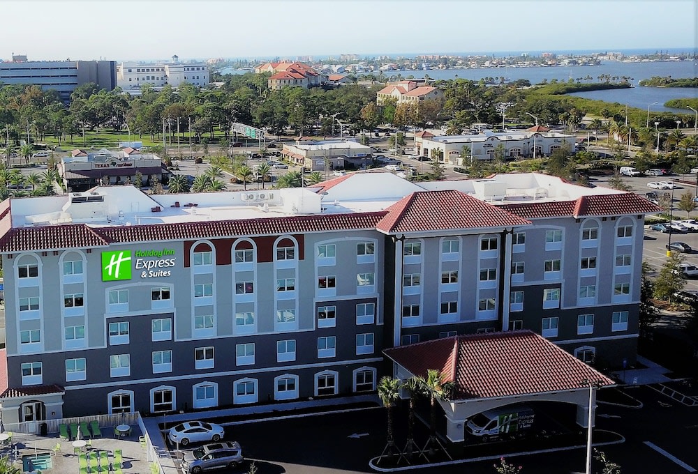 Holiday Inn Express & Suites ST. PETERSBURG - MADEIRA BEACH by IHG 1