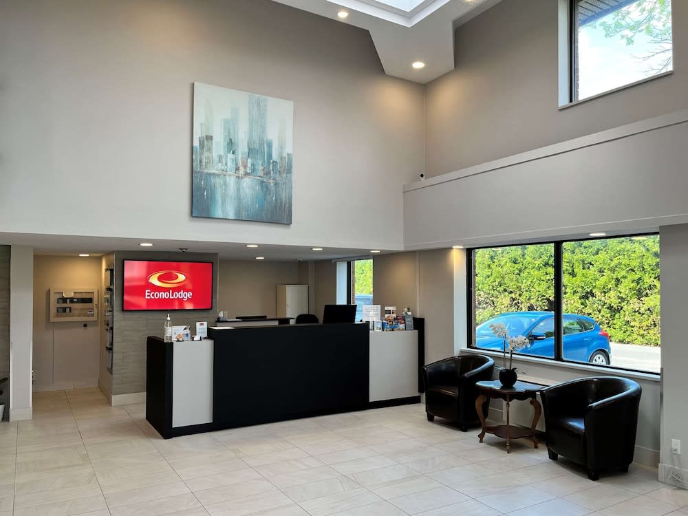 Econo Lodge Airport Quebec 2