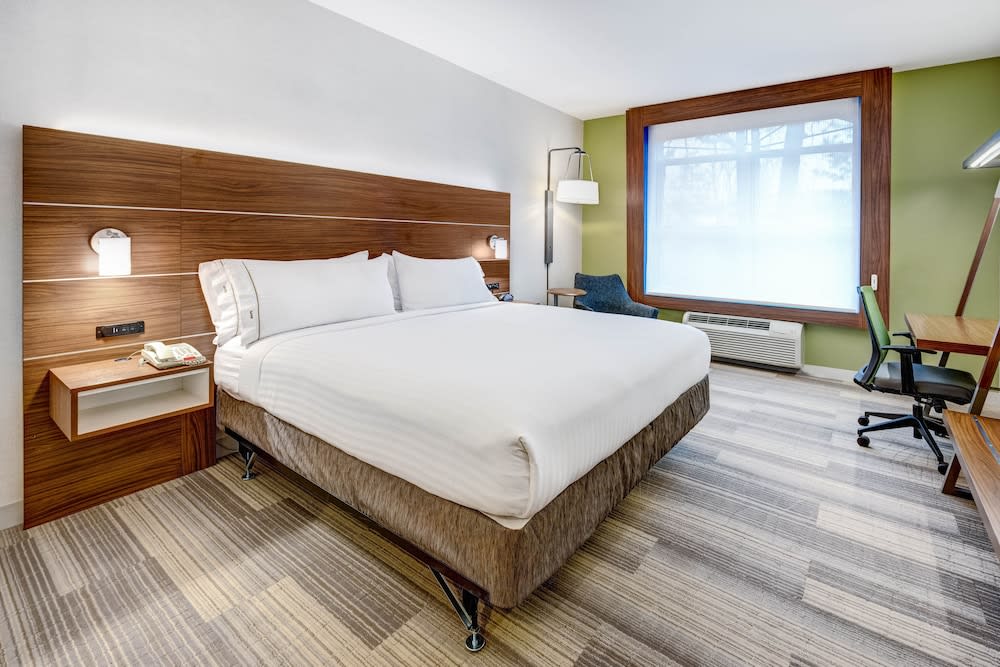Holiday Inn Express & Suites WOODBRIDGE by IHG 1
