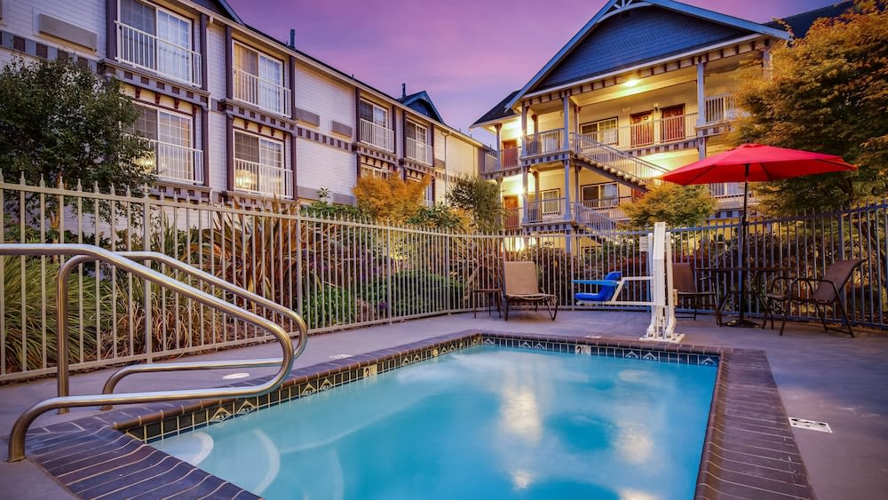 Best Western Plus Bayshore Inn 1
