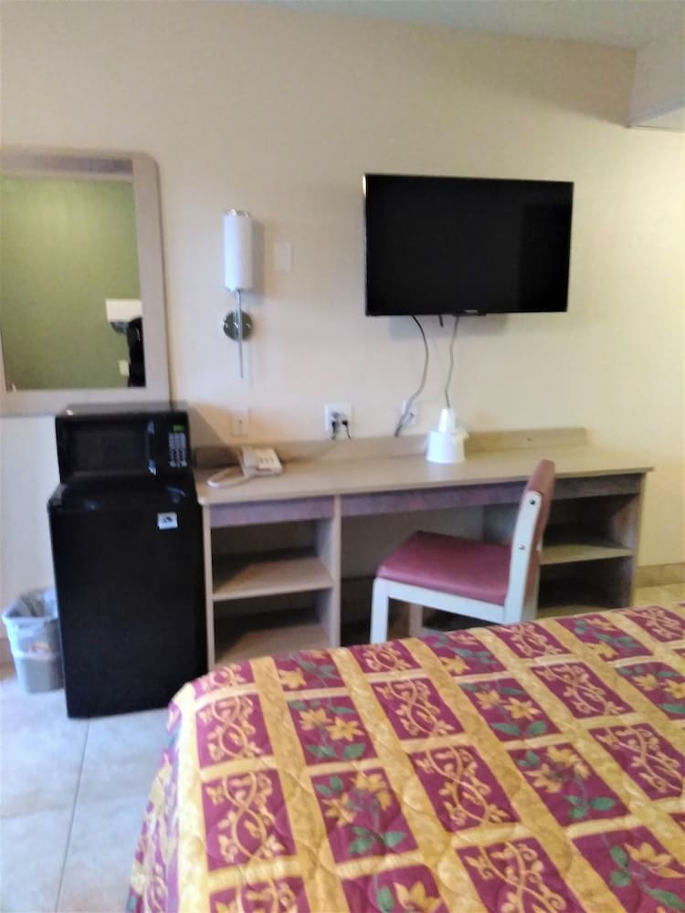 RED CARPET INN LOUISVILLE NORTH -Jeffersonville In 3