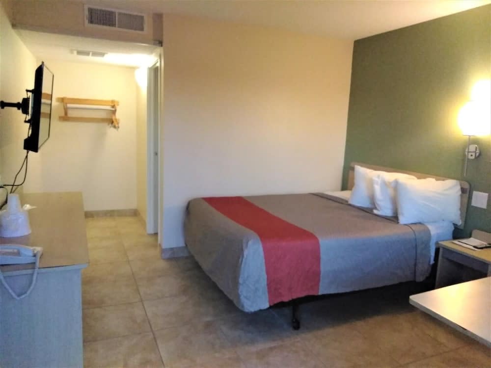 RED CARPET INN LOUISVILLE NORTH -Jeffersonville In 5