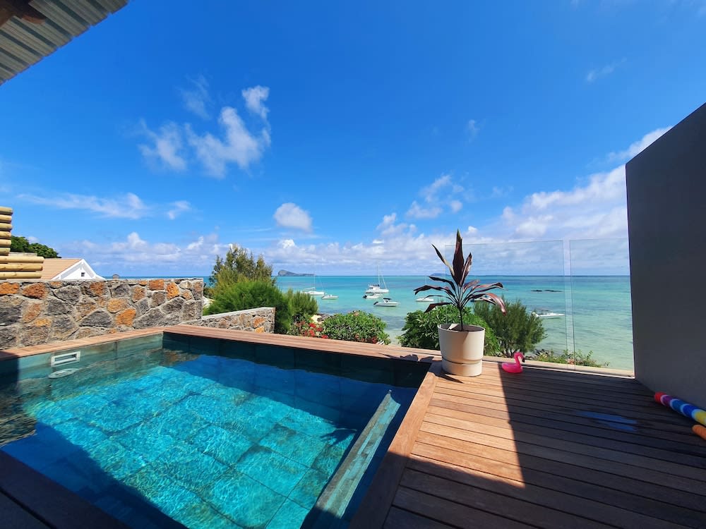 Luxury beachfront villa with private pool and cozy Pavillon with private jacuzzi on rooftop terrace 1