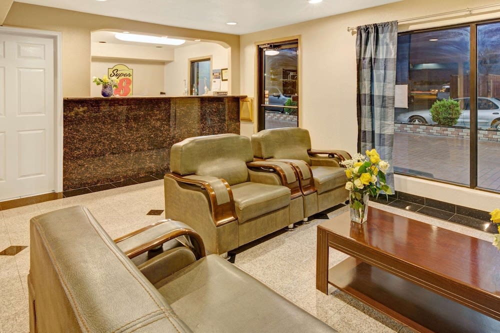 Super 8 by Wyndham Mont Belvieu - Baytown East 2