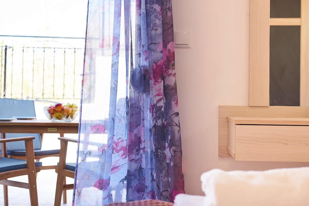 Lake View Suites Private Pool Villas with Panoramic Lake Kournas Views Near Chania 2