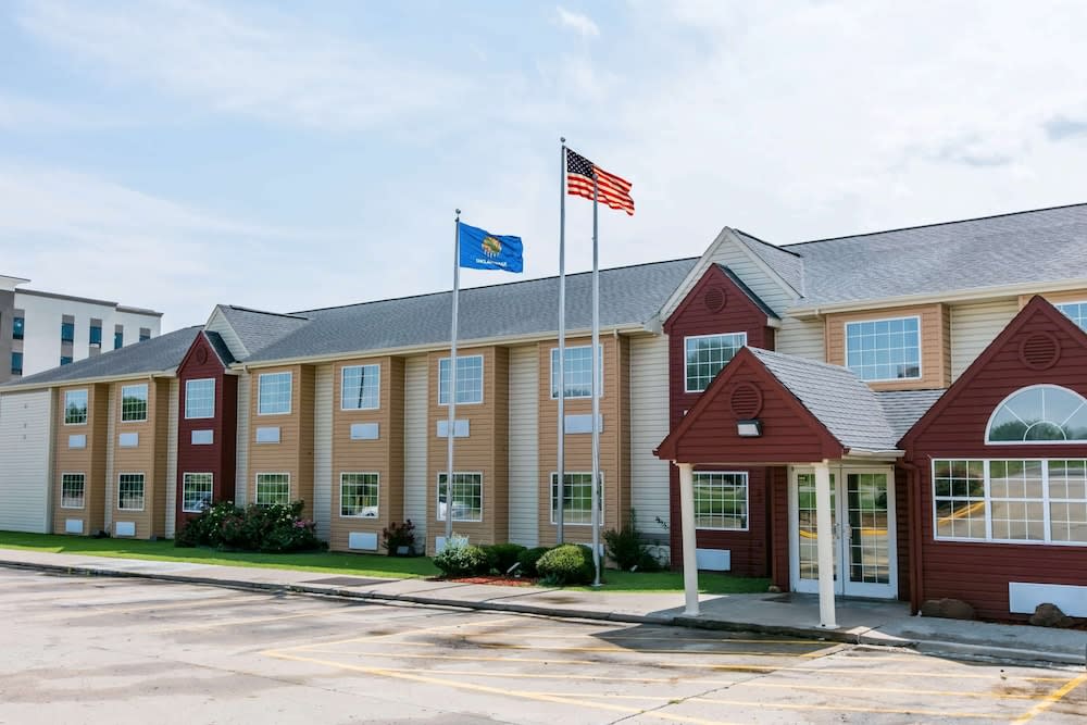 Days Inn & Suites by Wyndham Pryor 1