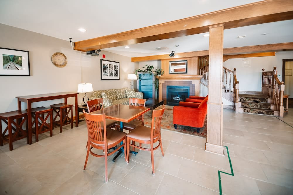 Travelodge Suites by Wyndham Regina - Eastgate Bay 5