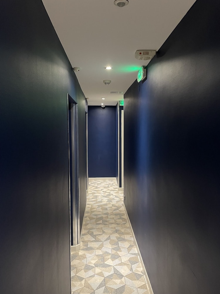 Mary's Hotel République 5