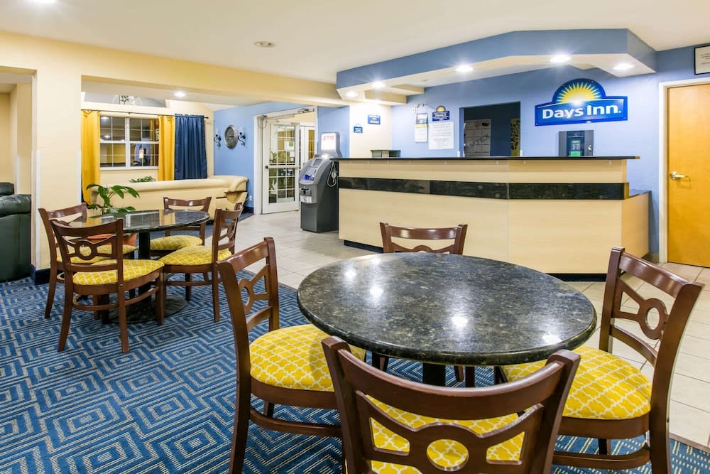 Days Inn & Suites by Wyndham Pryor 2