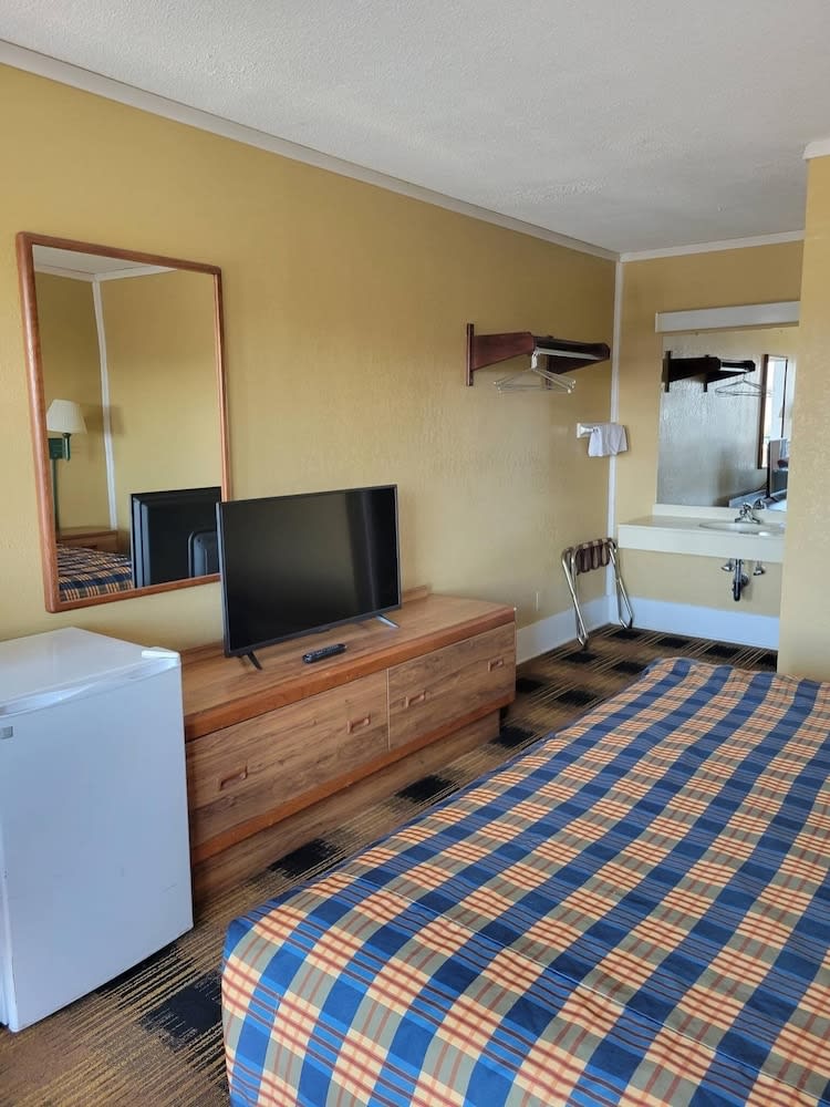 Smokies Inn - New Linens & Ultrafast WIFI - Friendliest Hospitality Guaranteed! 2