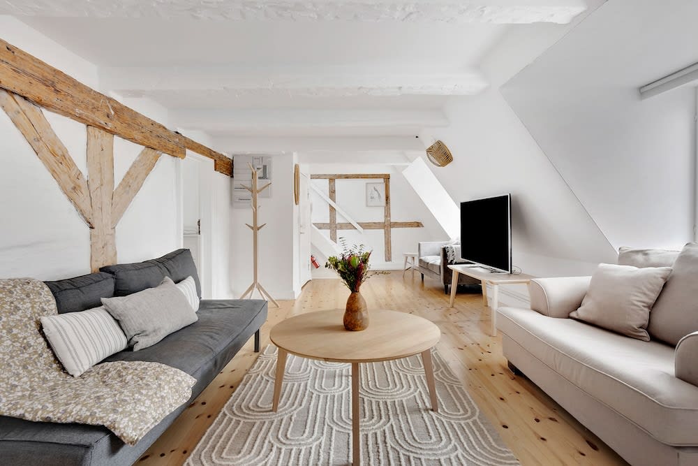 Sanders Penny - Chic 3-bdr Apt in City Center 1