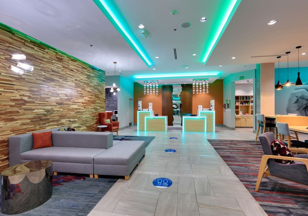 La Quinta Inn & Suites by Wyndham Lakeway 2