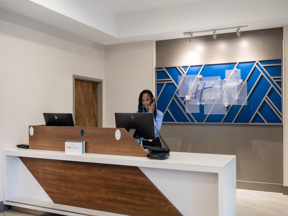 Holiday Inn Express & Suites Greensboro-(I-40 Wendover) by IHG 2