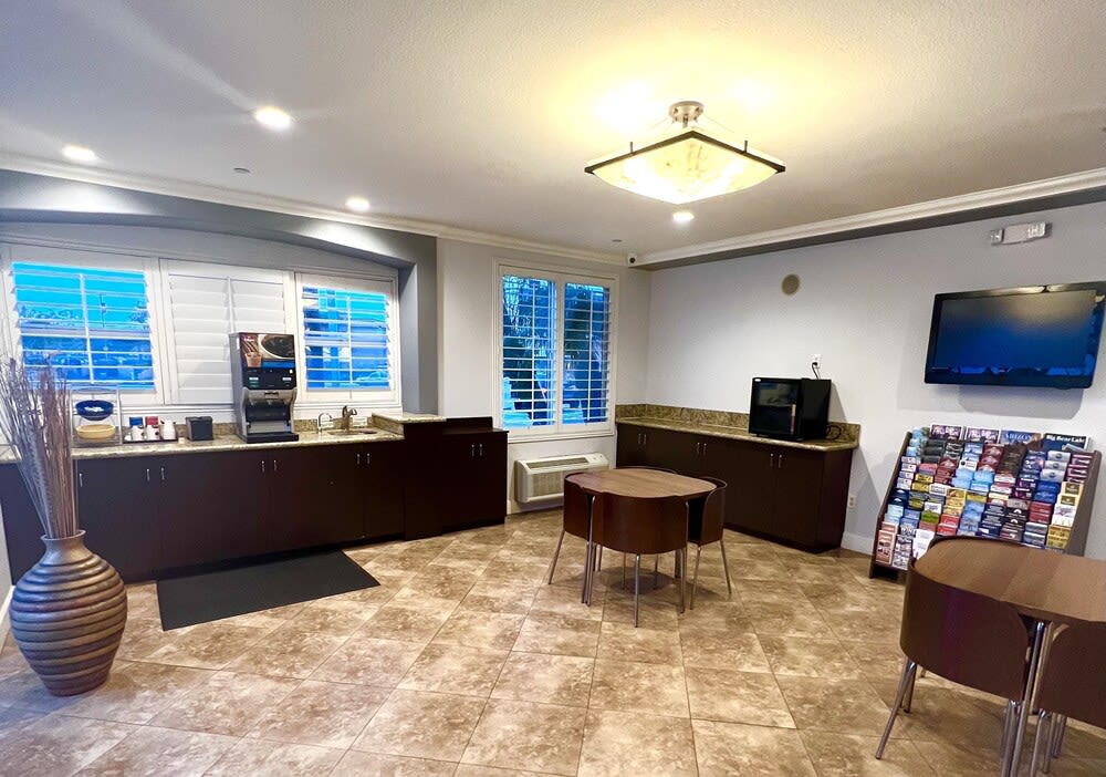 Harbor Inn & Suites 2