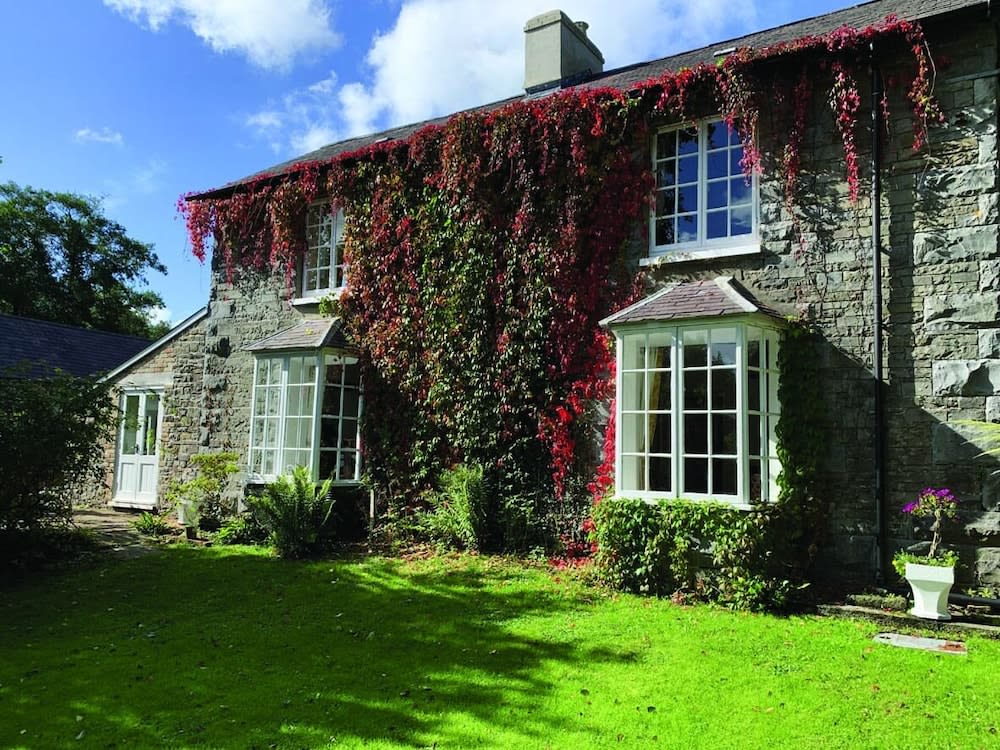 Pontyclerc Farm House Bed and Breakfast 1