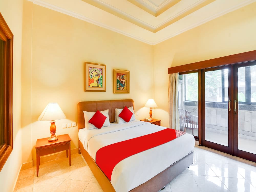 Super OYO Townhouse Oak Maxi Hotel Legian 1