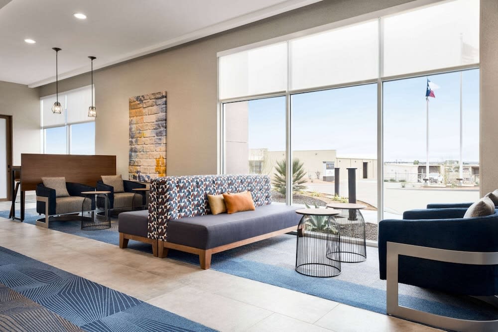 La Quinta Inn & Suites by Wyndham Del Rio 4