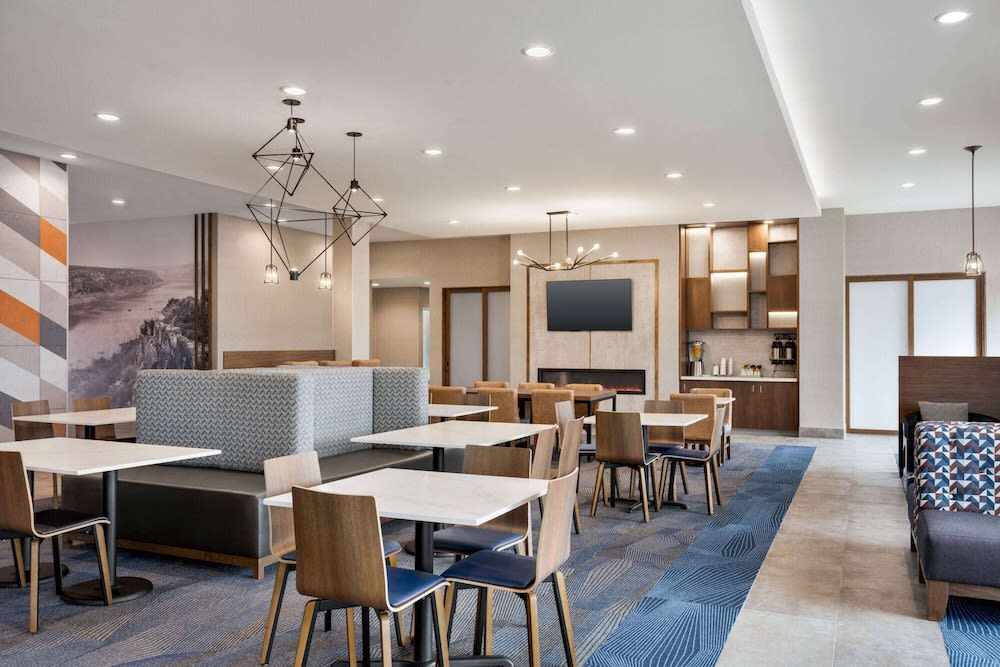 La Quinta Inn & Suites by Wyndham Del Rio 5