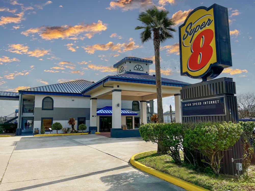 Super 8 by Wyndham Sealy 1