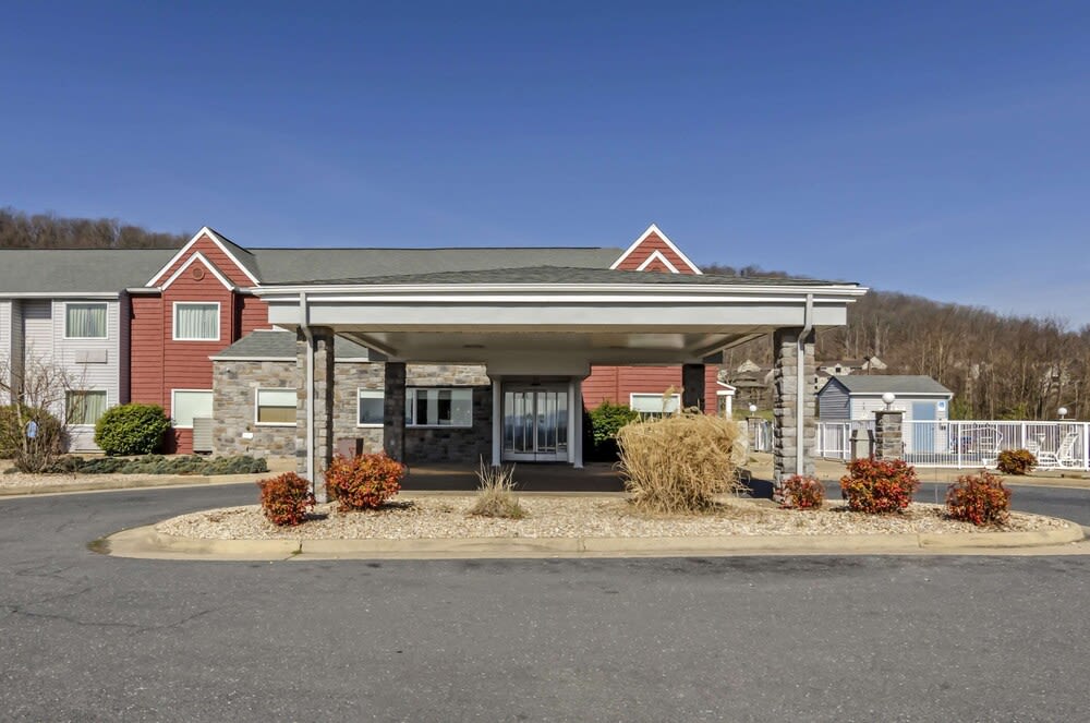 Clarion Pointe Staunton East 1