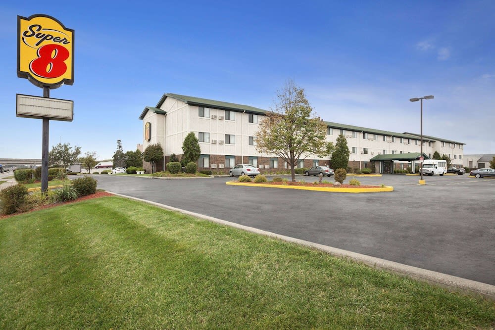 Super 8 by Wyndham Milwaukee Airport 1