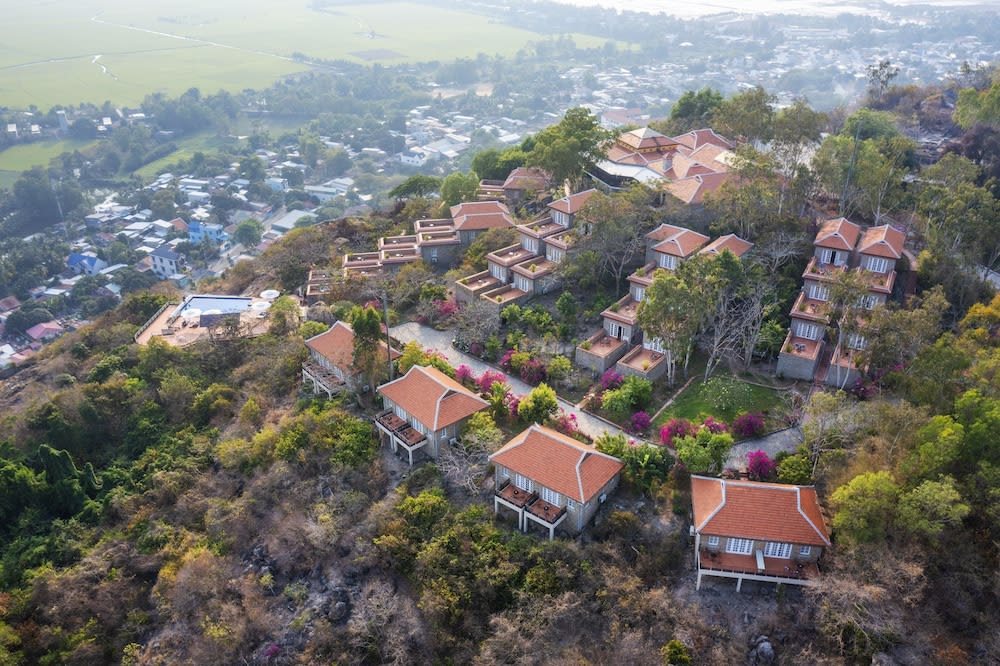 Victoria Nui Sam Lodge 1