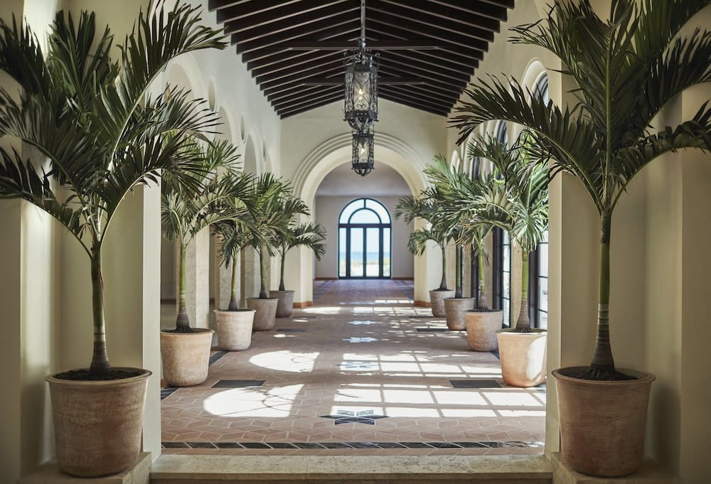 Four Seasons Hotel at The Surf Club 3