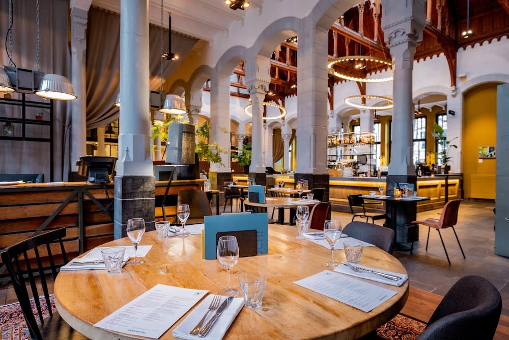 Post-Plaza Hotel & Grand Café 1