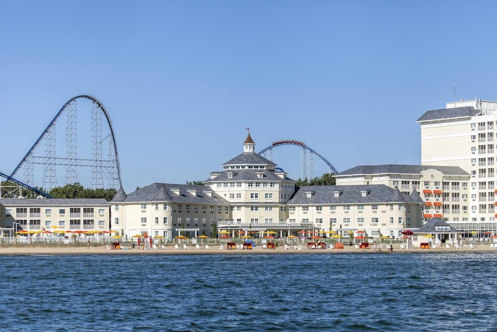 Cedar Point Hotel Breakers 1