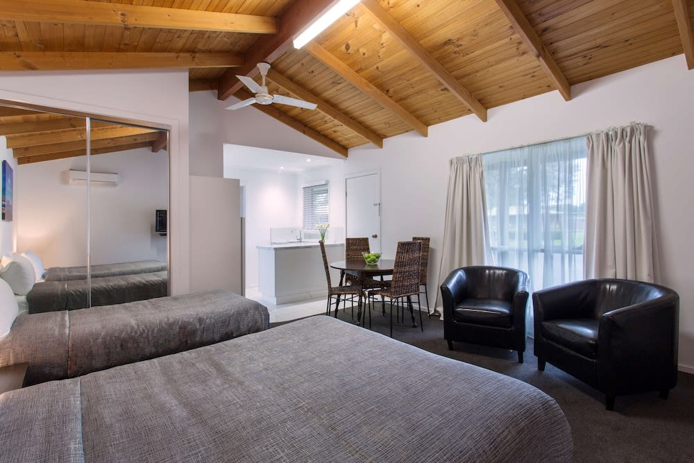Best Western Colonial Village Motel 1