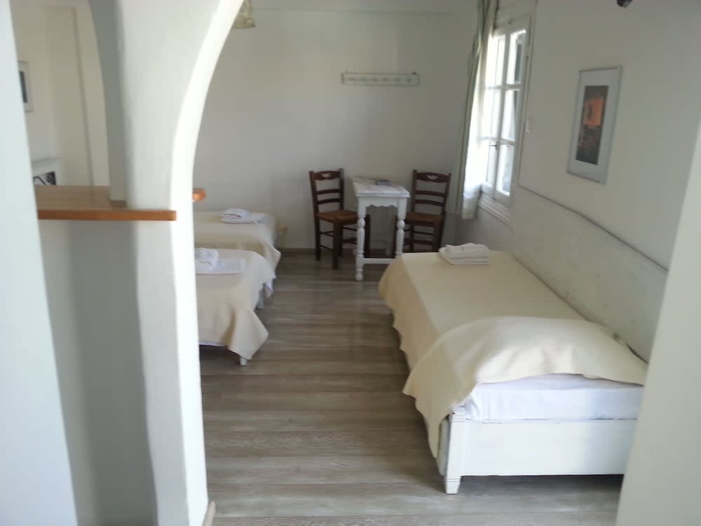 Studios & Suites Rania 4