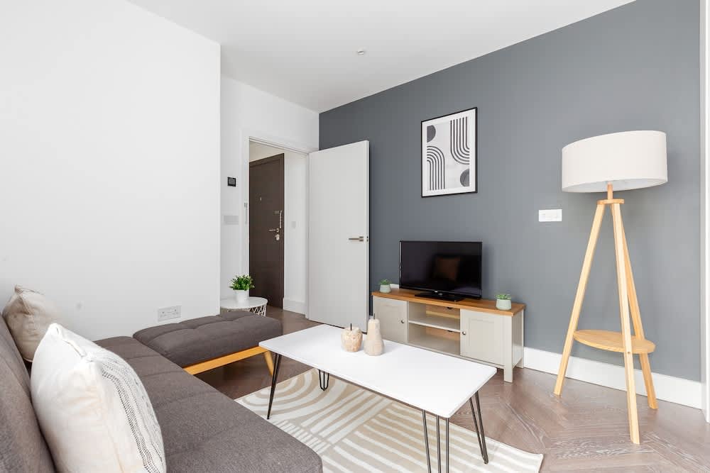 Luminous 2 Bed Balcony Flat in Islington 1