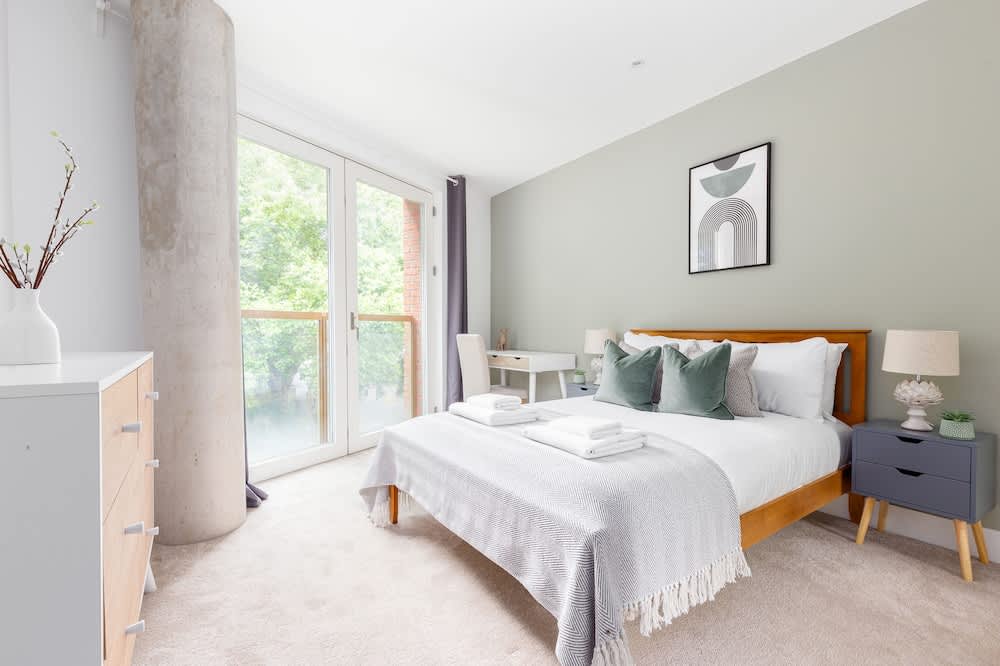 Luminous 2 Bed Balcony Flat in Islington 2