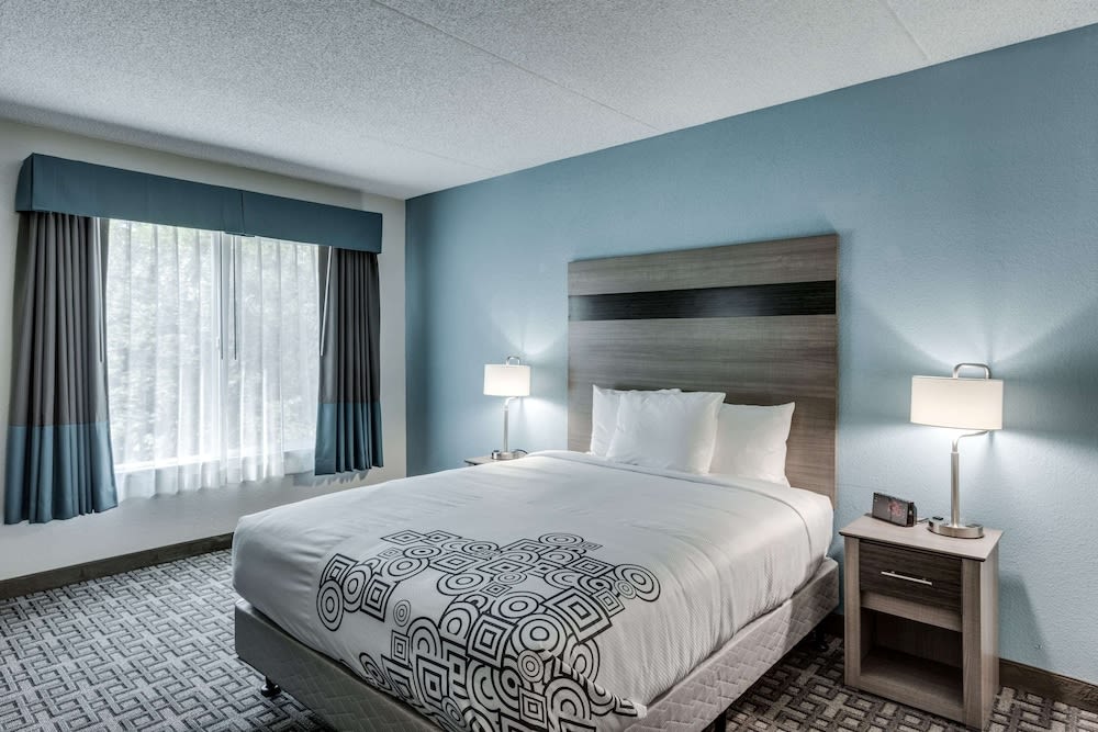 Days Inn & Suites by Wyndham Spokane 1