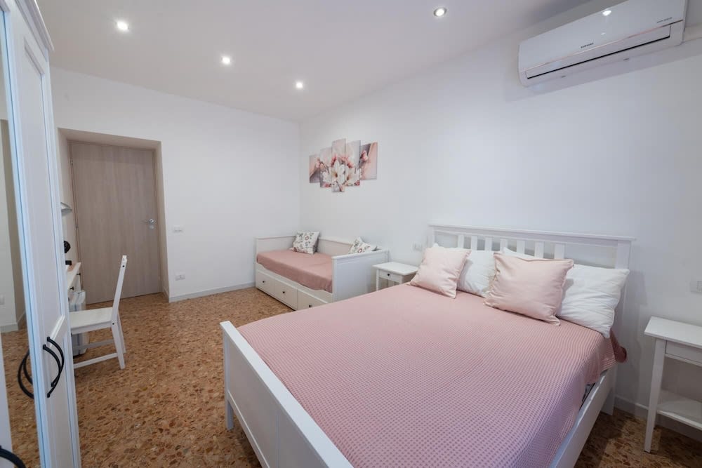 Casa Rosa Beige e Blu 1