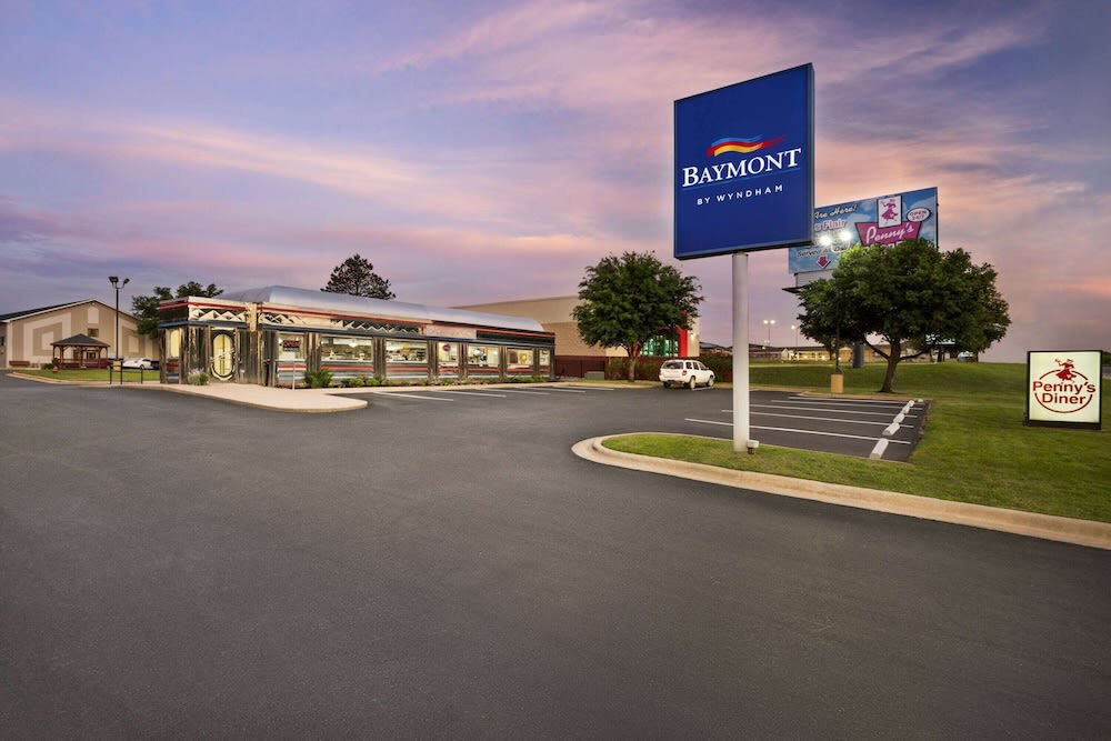 Baymont by Wyndham Hearne 1