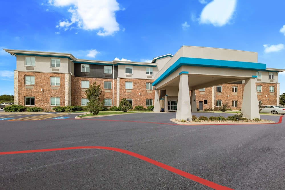 Best Western Plus Bowie Inn & Suites 1