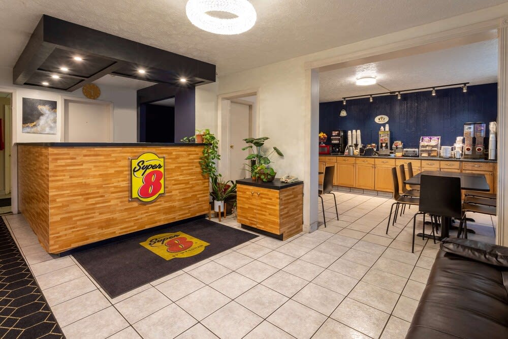 Super 8 by Wyndham Wooster 2