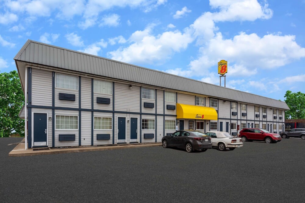 Super 8 by Wyndham Wooster 1