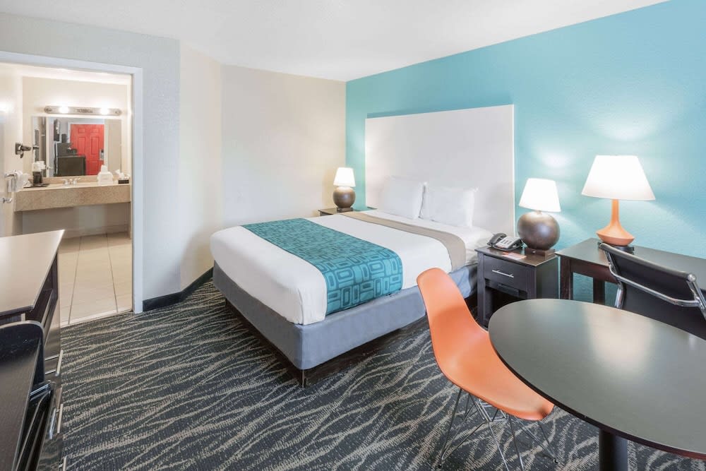 Howard Johnson by Wyndham Houston Hobby Airport 1