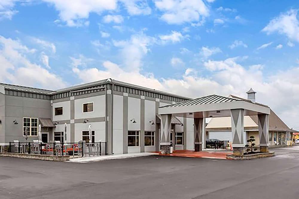 Days Inn & Suites by Wyndham Bowling Green 1